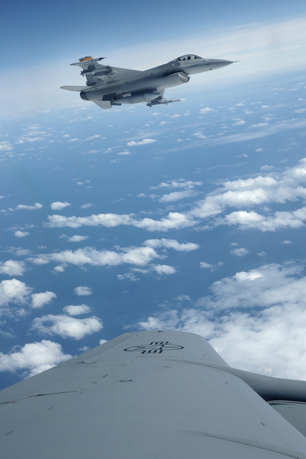 185th KC-135 performs aerial refueling of 132nd F-16s during deployment in Australia.