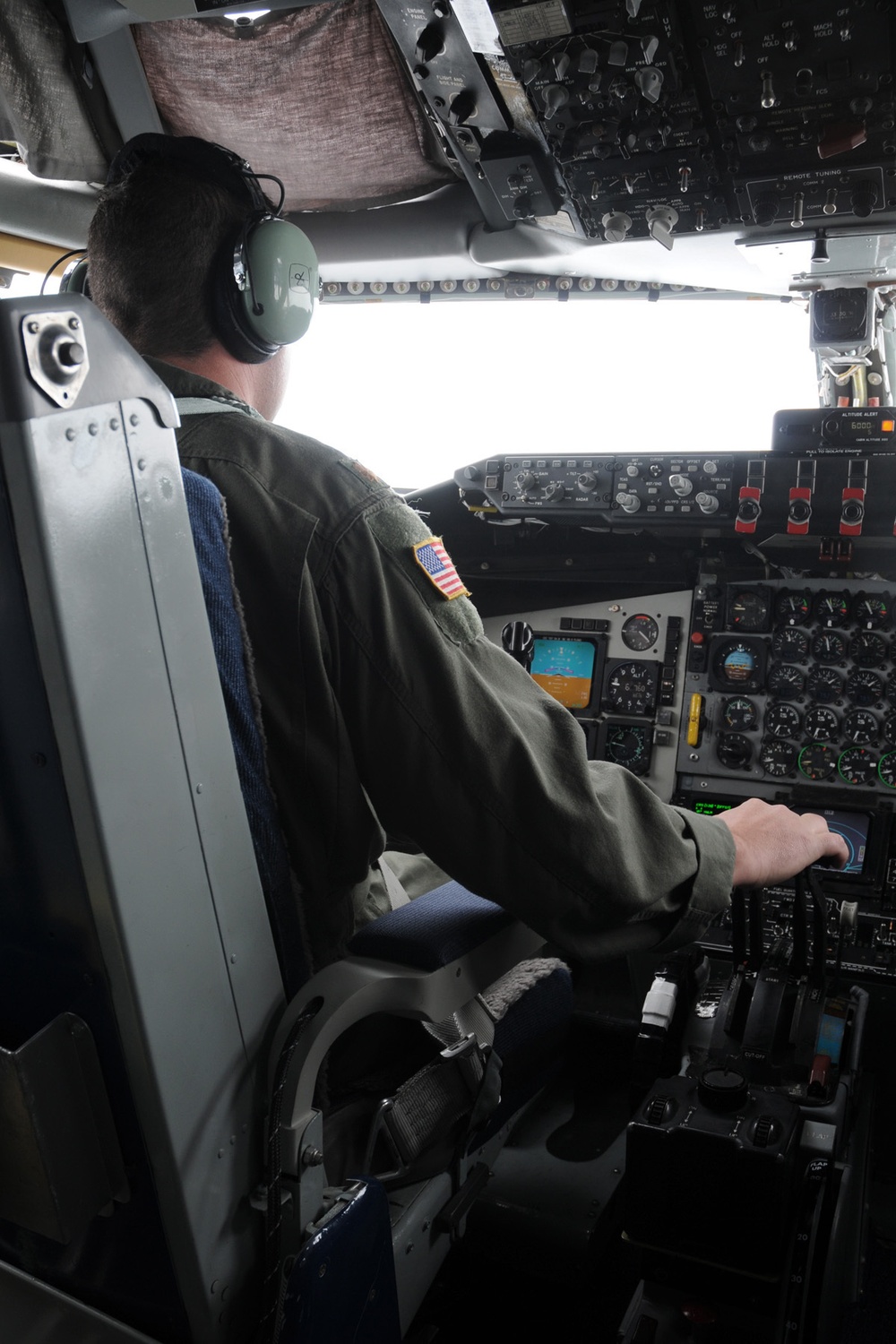 185th KC-135 performs aerial refueling of 132nd F-16s during deployment in Australia.