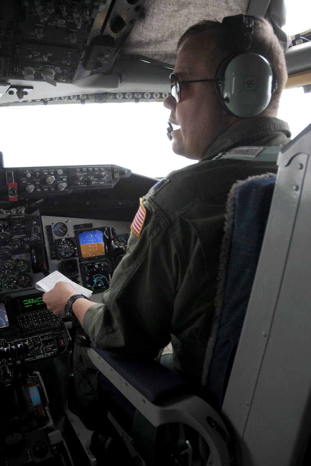 185th KC-135 performs aerial refueling of 132nd F-16s during deployment in Australia.