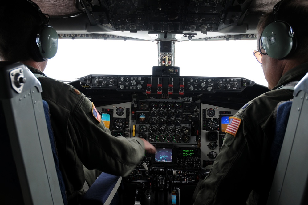 185th KC-135 performs aerial refueling of 132nd F-16s during deployment in Australia.