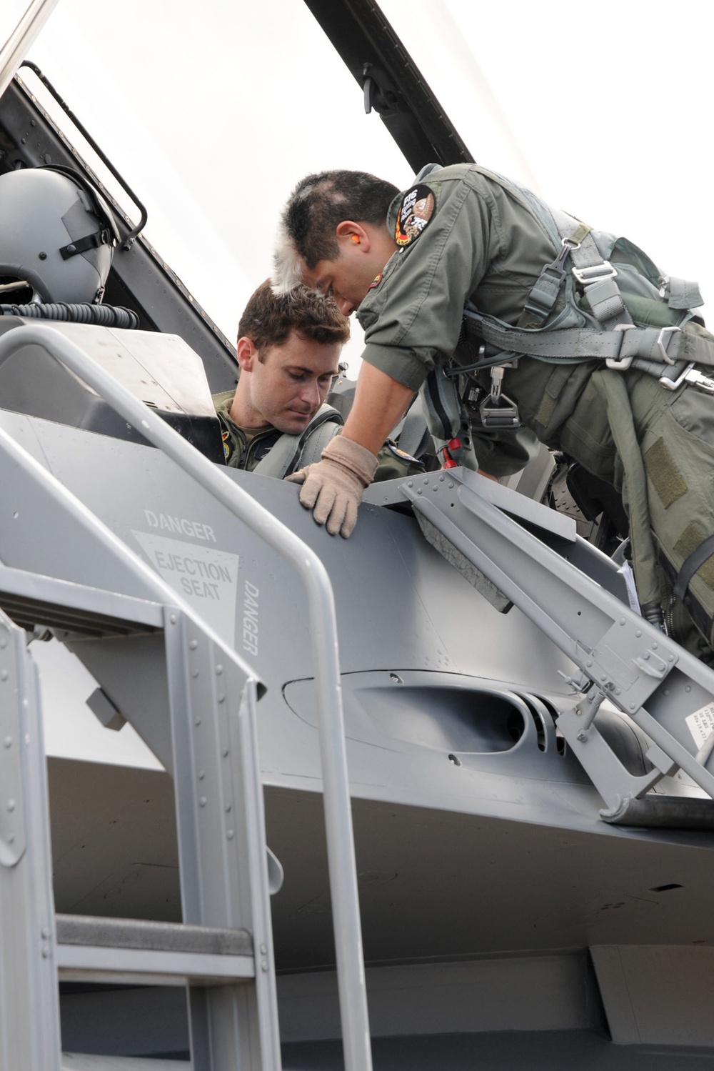 Australian Air Force F-18 pilot is given the chance to experience flight in 132FW F-16.