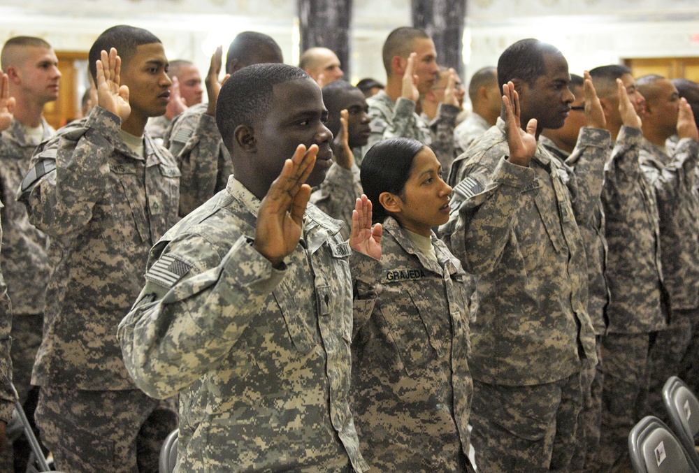 US soldiers naturalize as American citizens