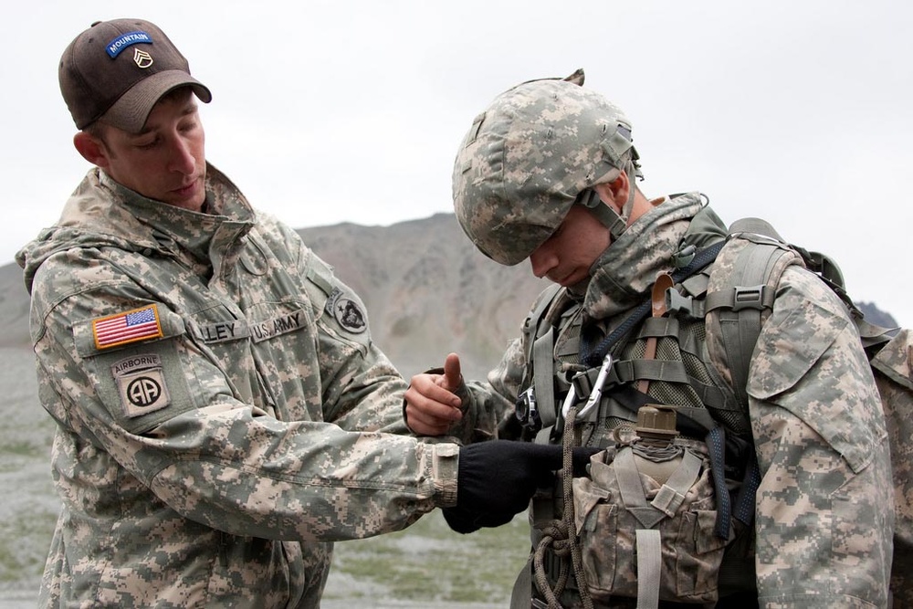 Instructor trains soldiers to survive in the arctic