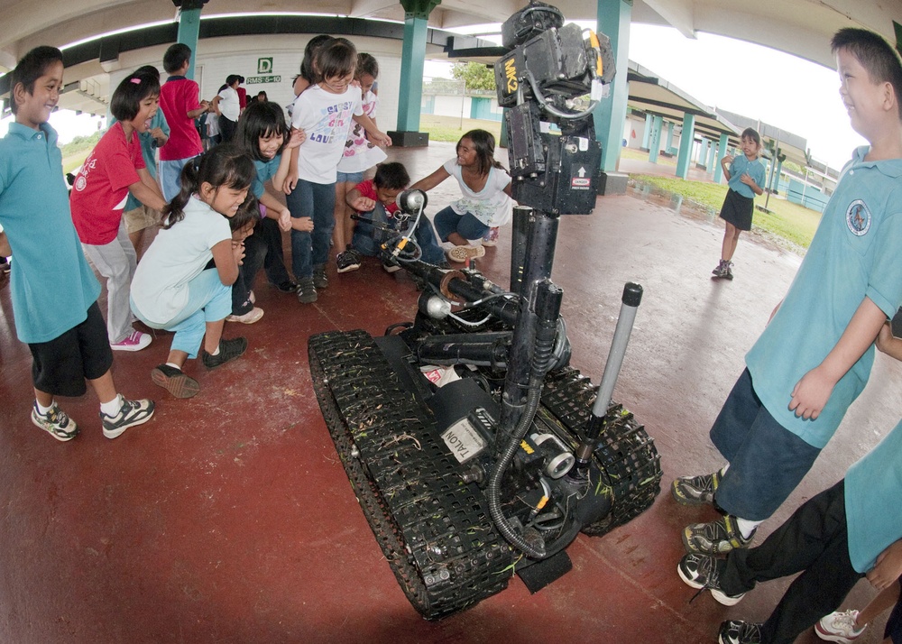 Kids Play With EODMU-5 Robot