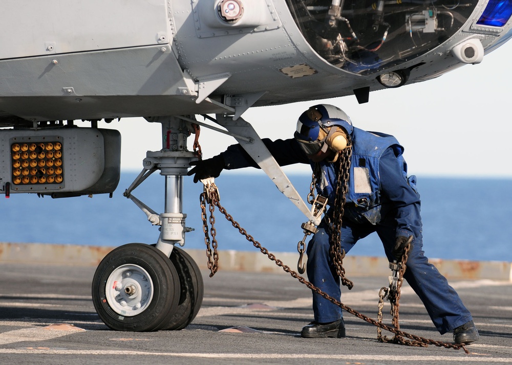 USS Comstock transfers supplies