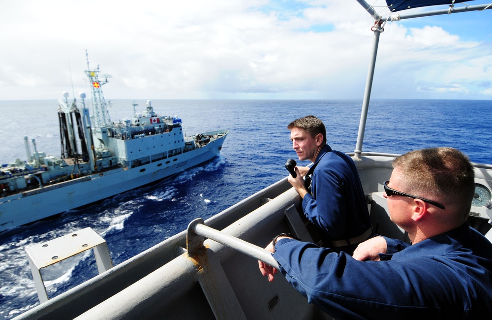 USS Comstock transfers supplies