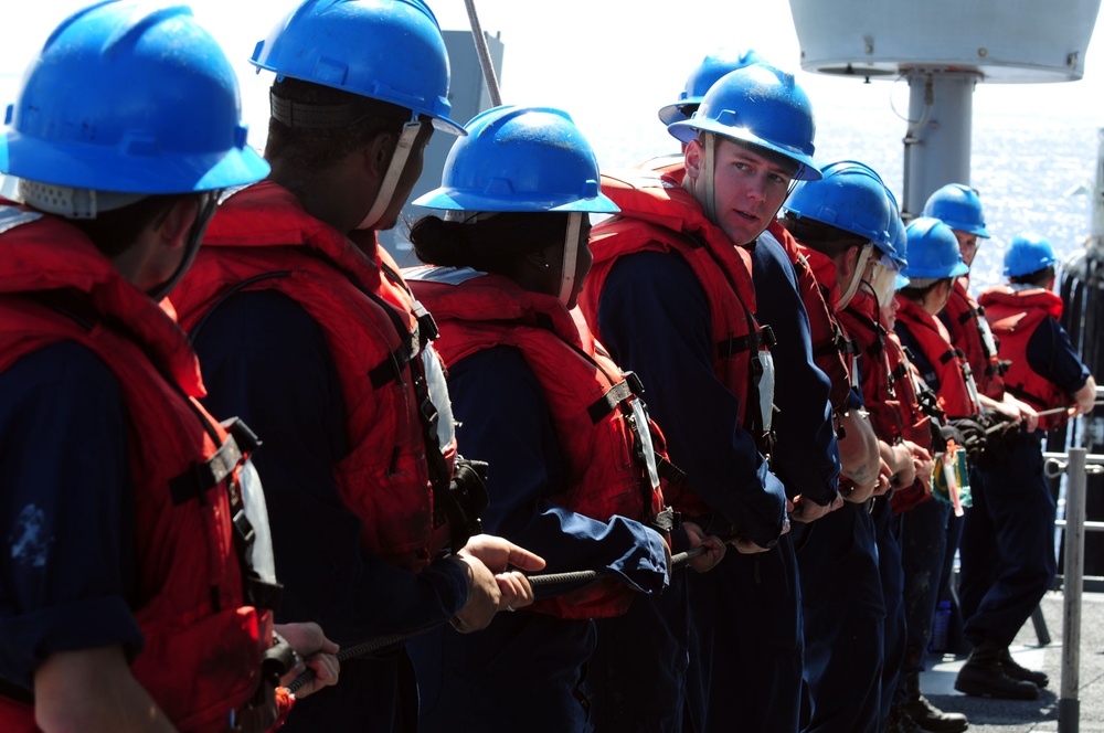 USS Comstock transfers supplies