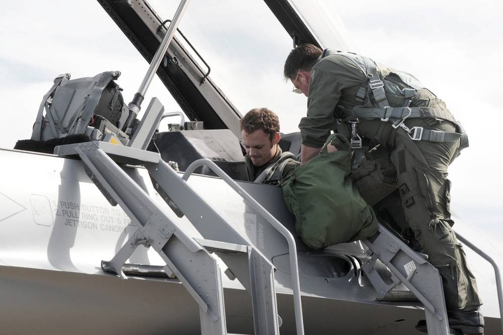 Australian Air Force F-18 pilot is given the chance to experience flight in 132FW F-16.