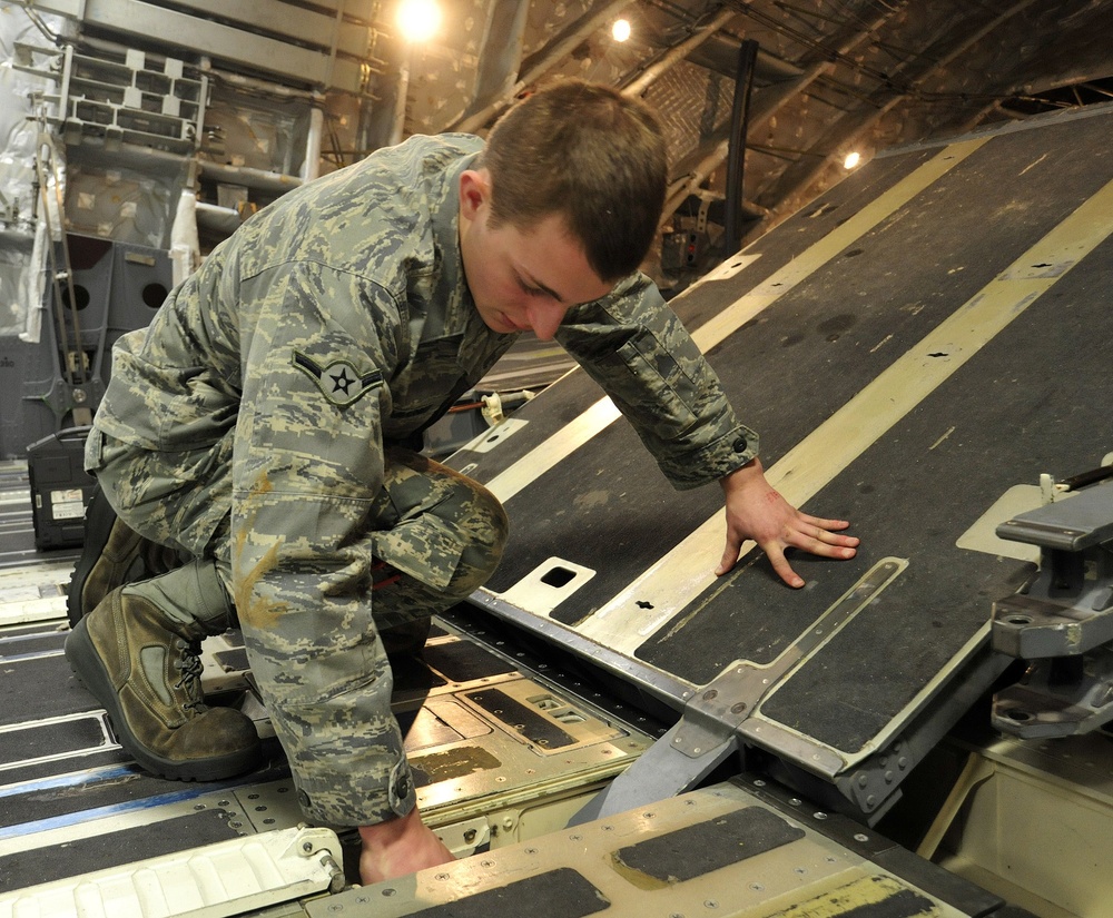 DVIDS - News - Airmen of Joint Base Lewis-McChord maintenance flight ...