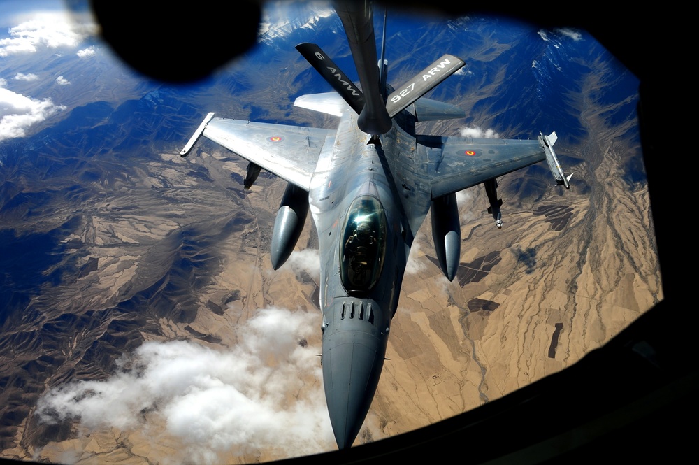 Belgian F-16 receives fuel