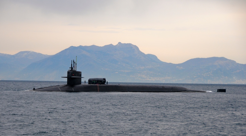 USS Florida Pulls into the Bay of Naples