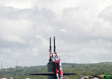 USS Oklahoma City Prepares to Moor