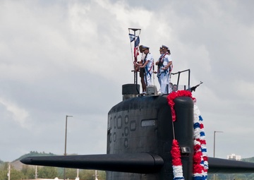USS Oklahoma City Prepares to Moor