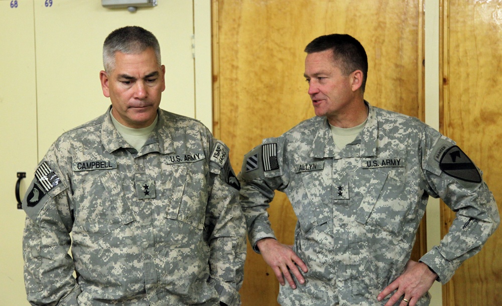 Maj. Gens. Campbell and Allyn Meet in FOB Salerno