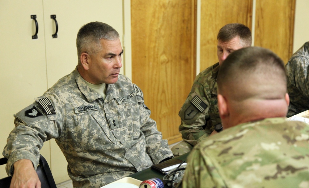 Maj. Gens. Campbell and Allyn Meet in FOB Salerno