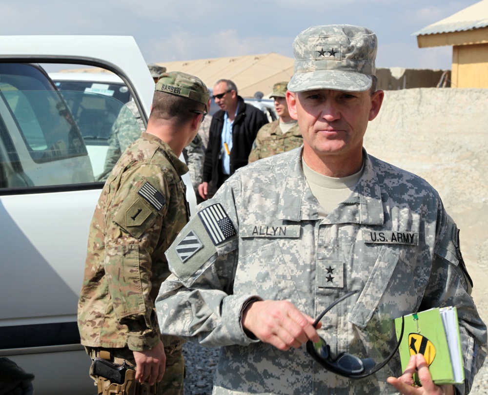 DVIDS - Images - Maj. Gens. Campbell and Allyn Meet in FOB Salerno ...