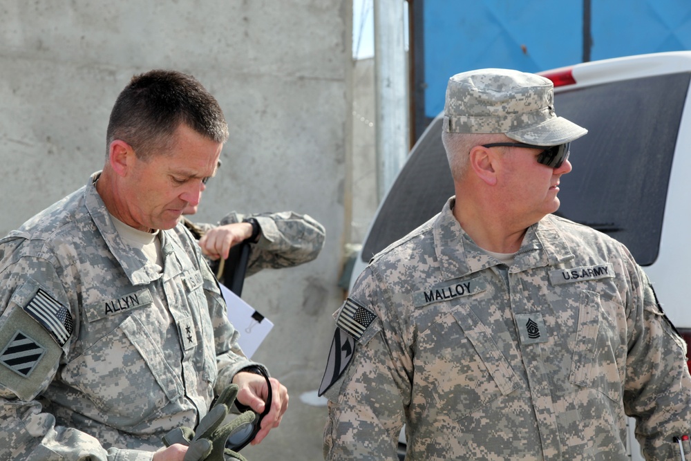 Maj. Gens. Campbell and Allyn Meet in FOB Salerno