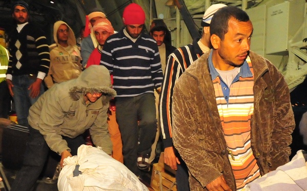 US Forces fly refugees from Tunisia