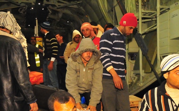 US Forces fly refugees from Tunisia