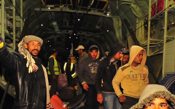 US Forces fly refugees from Tunisia
