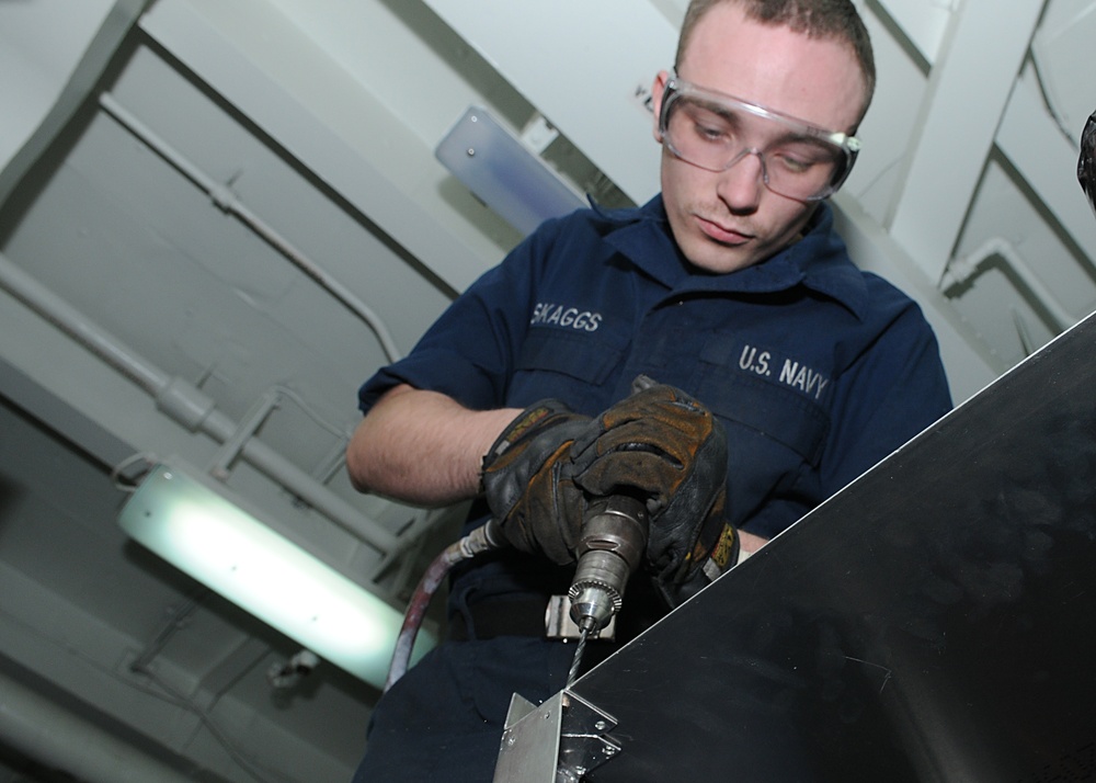 Ronald Reagan sailor conducts maintenance