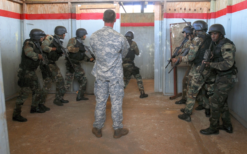 US Green Berets train Dominican partners for Fused Response 2011 exercise