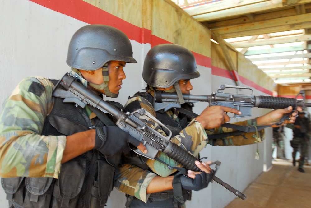 US Green Berets train Dominican partners for Fused Response 2011 exercise