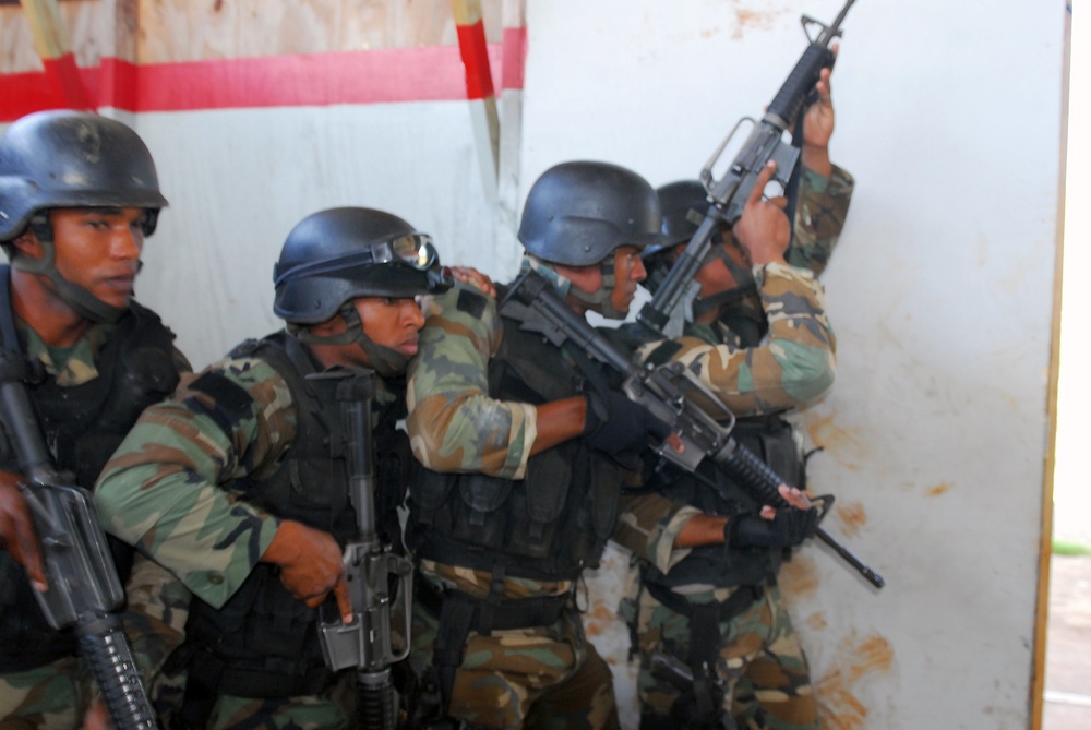 US Green Berets train Dominican partners for Fused Response 2011 exercise