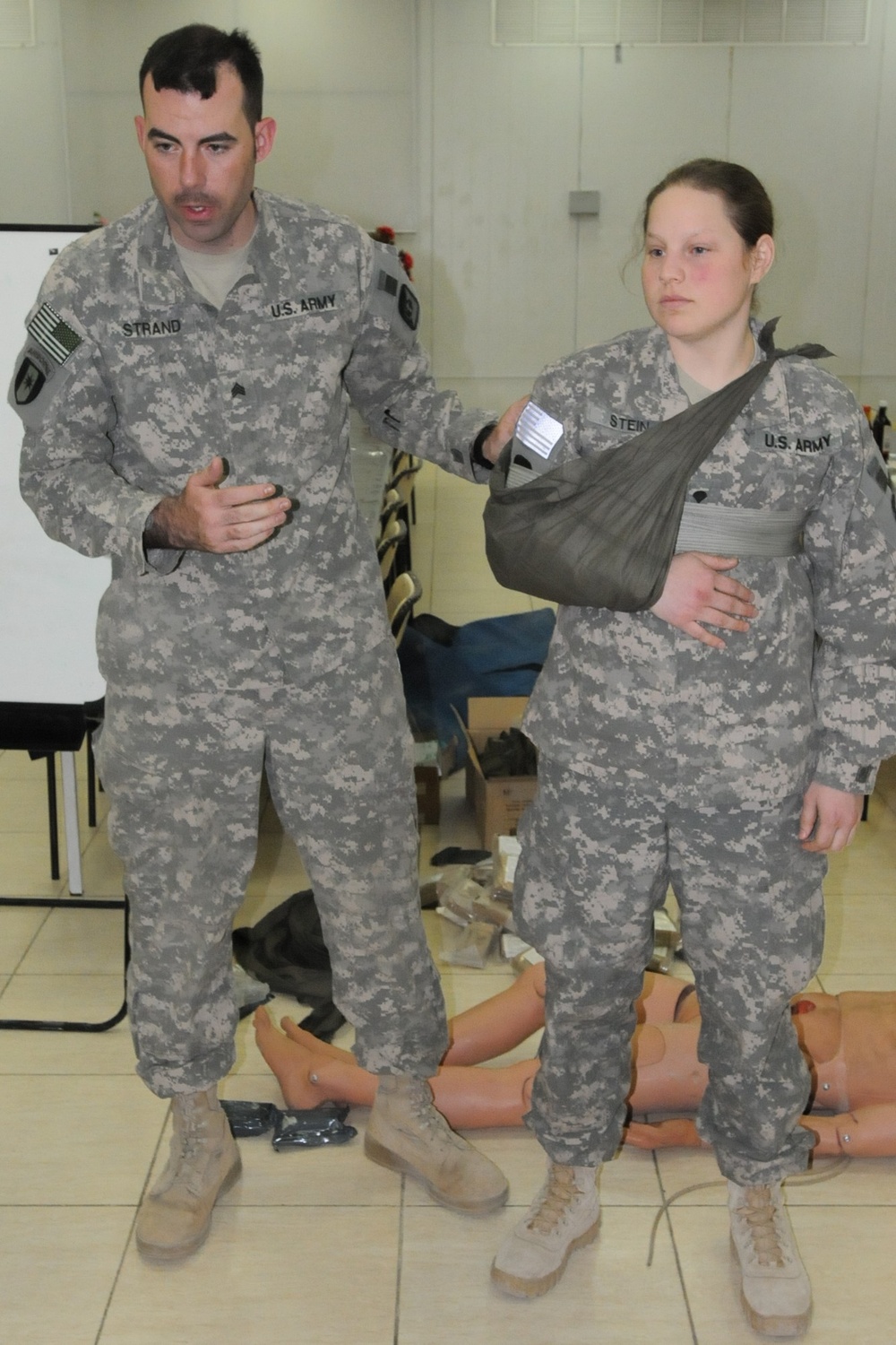Iraqi River Patrol get first aid refresher