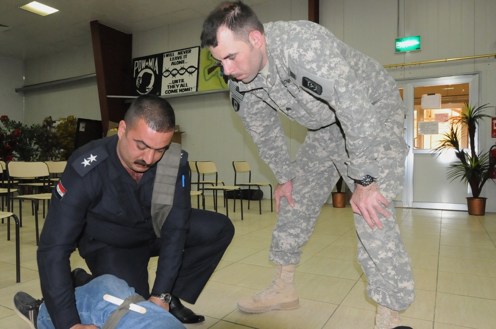 Iraqi River Patrol get first aid refresher
