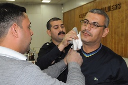 Iraqi River Patrol get first aid refresher