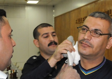 Iraqi River Patrol get first aid refresher