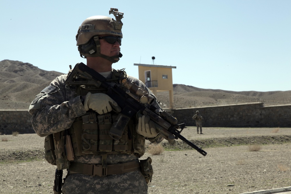 ISAF forces visit Karis Shorabak