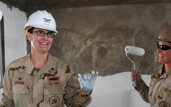 Commodore 22nd Naval Construction Regiment visits Ecole 5