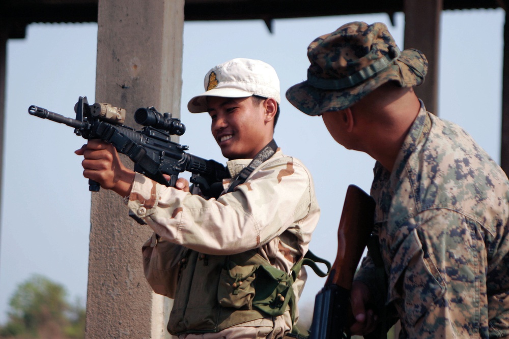 Getting familiar with new techniques: Cambodian counterparts train with 31st MEU