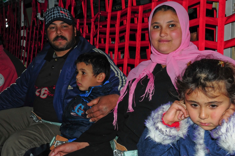 US forces transport displaced Egyptians from Tunisia