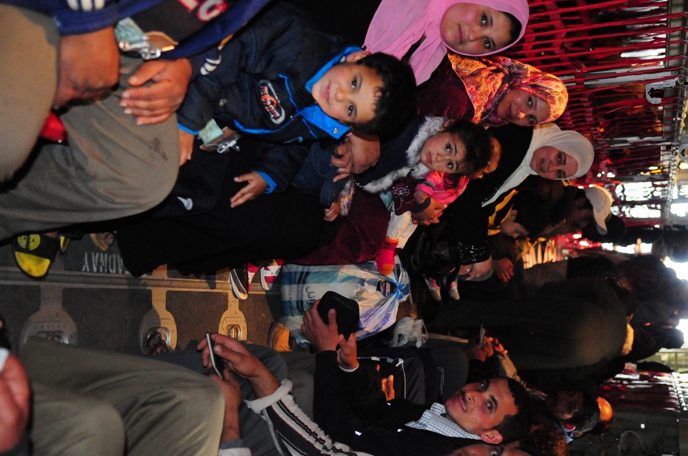 US forces transport displaced Egyptians from Tunisia