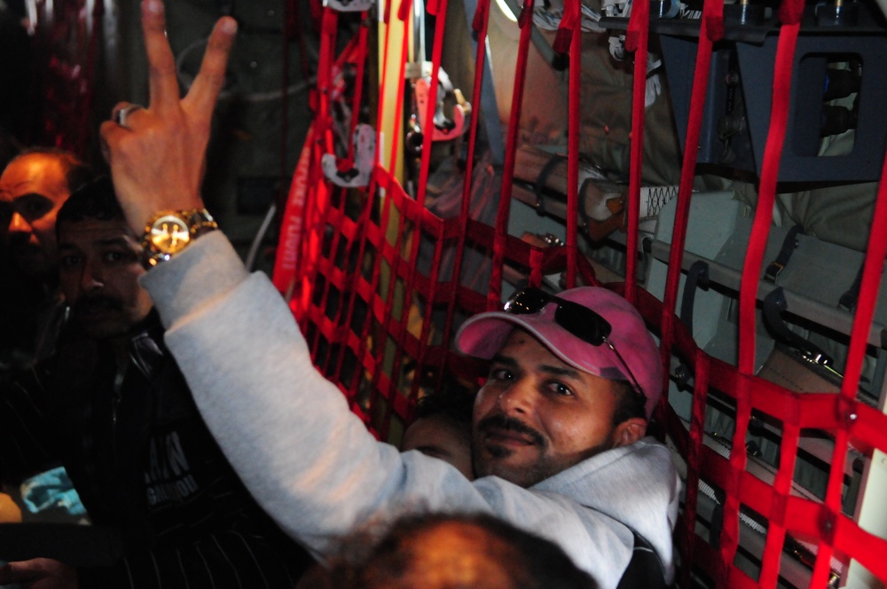 US forces transport displaced Egyptians from Tunisia