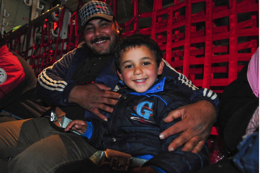 US forces transport displaced Egyptians from Tunisia