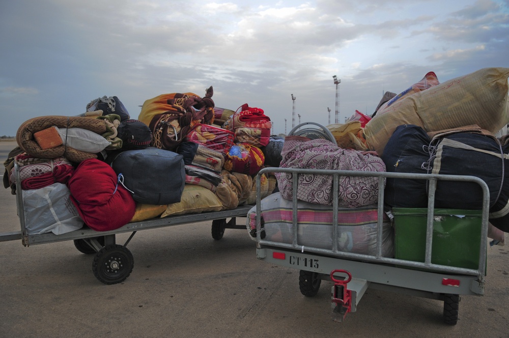 US forces transport displaced Egyptians from Tunisia