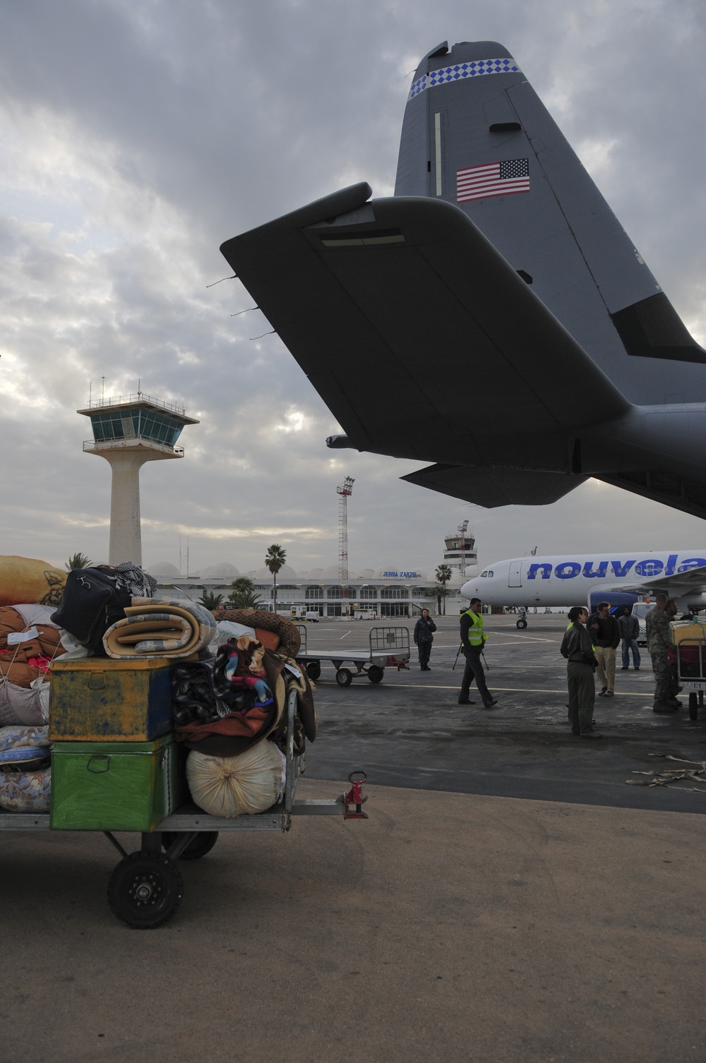 US forces transport displaced Egyptians from Tunisia