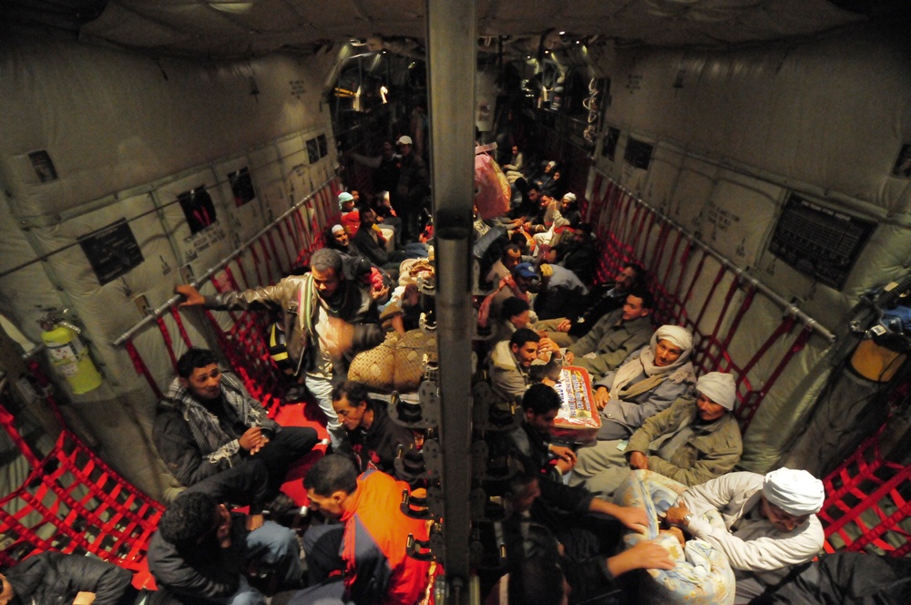 US forces transport displaced Egyptians from Tunisia
