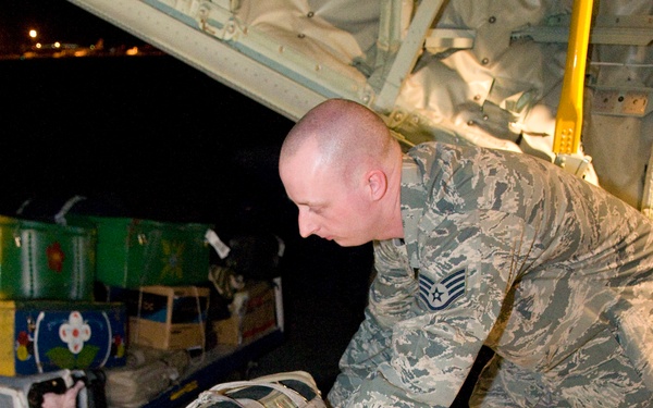 US forces transport displaced Egyptians from Tunisia