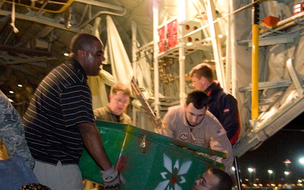 US forces transport displaced Egyptians from Tunisia
