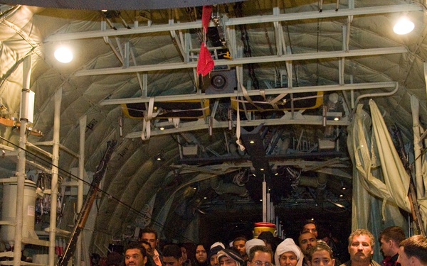 US forces transport displaced Egyptians from Tunisia