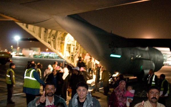 US forces transport displaced Egyptians from Tunisia