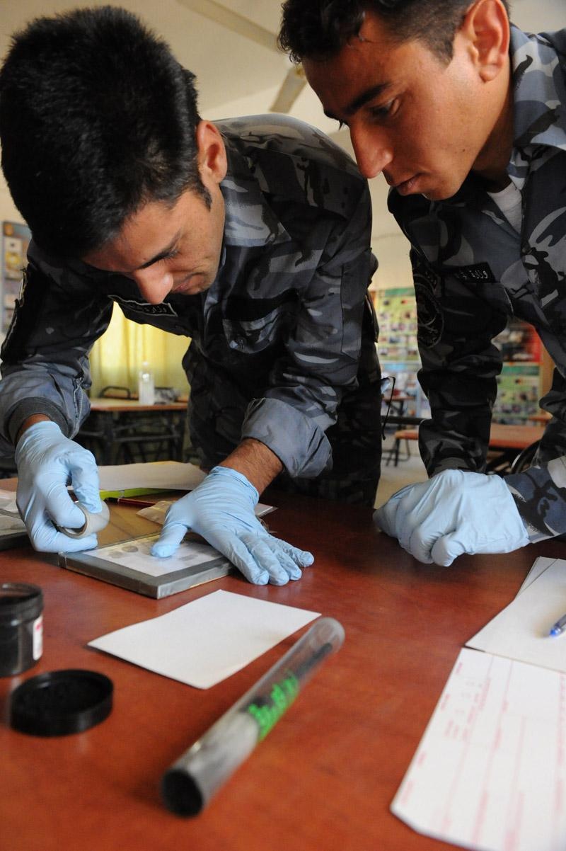Troops teach crime scene investigation techniques to Iraqi Police
