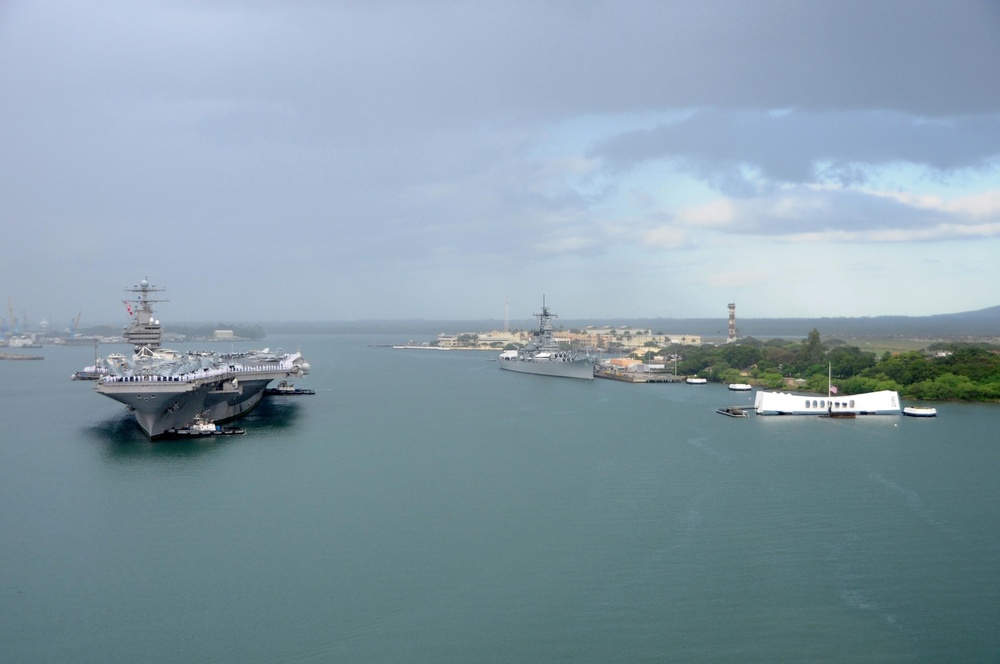 USS Abraham Lincoln arrives in Pearl Harbor