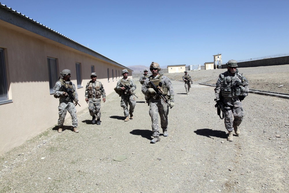 ISAF Conducts Building Assessment Survey in Karis Shorabak