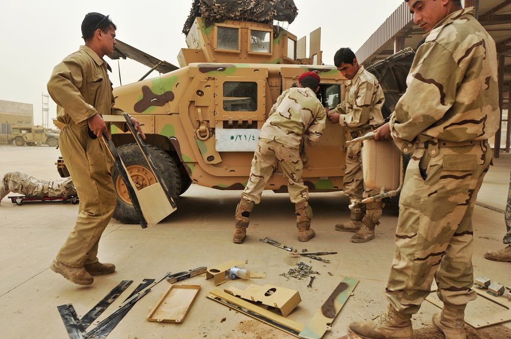 Iraqi mechanics learn to keep their army running smoothly